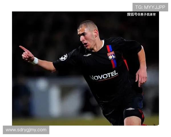 卡里姆·本泽马：从天才少年到足坛巨星的辉煌历程与传奇故事